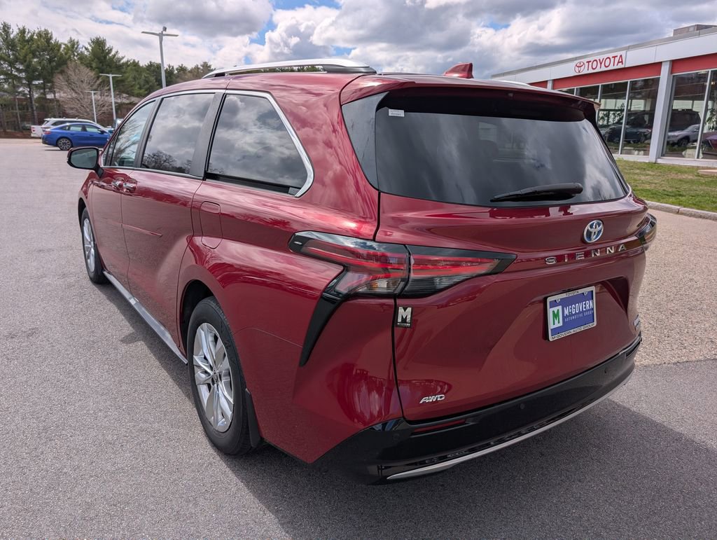 Used 2022 Toyota Sienna Limited image 3