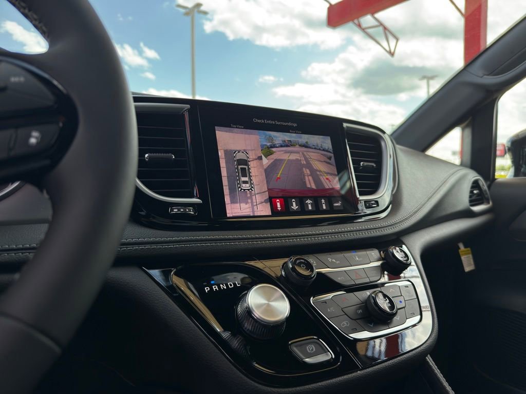 New 2027 Chrysler Pacifica Limited FWD image 25