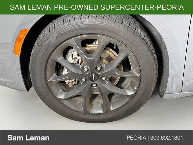 Used 2025 Chrysler Pacifica Limited FWD image 32