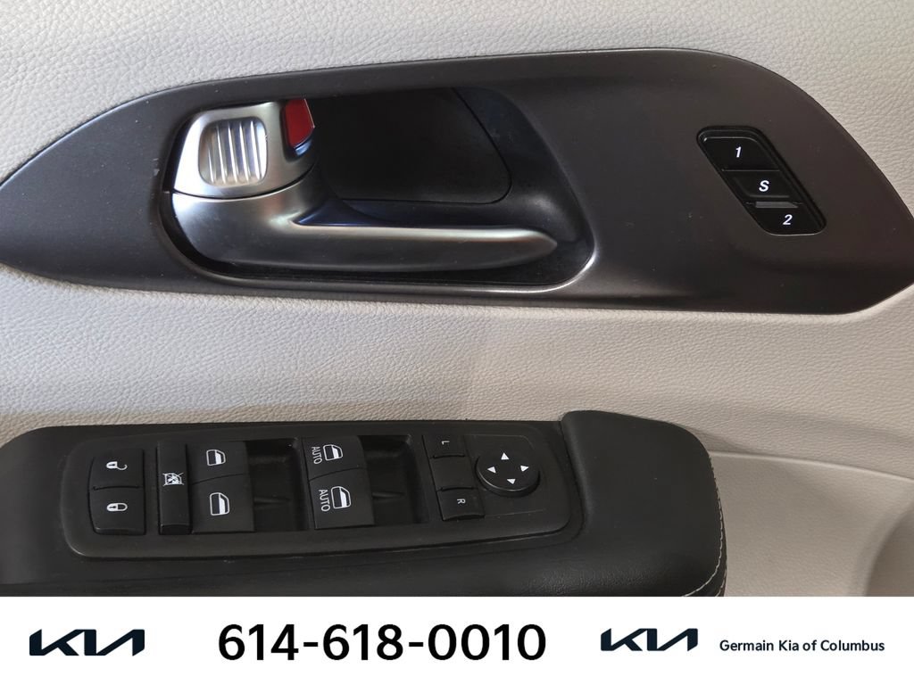 Used 2023 Chrysler Pacifica Touring-L FWD image 25