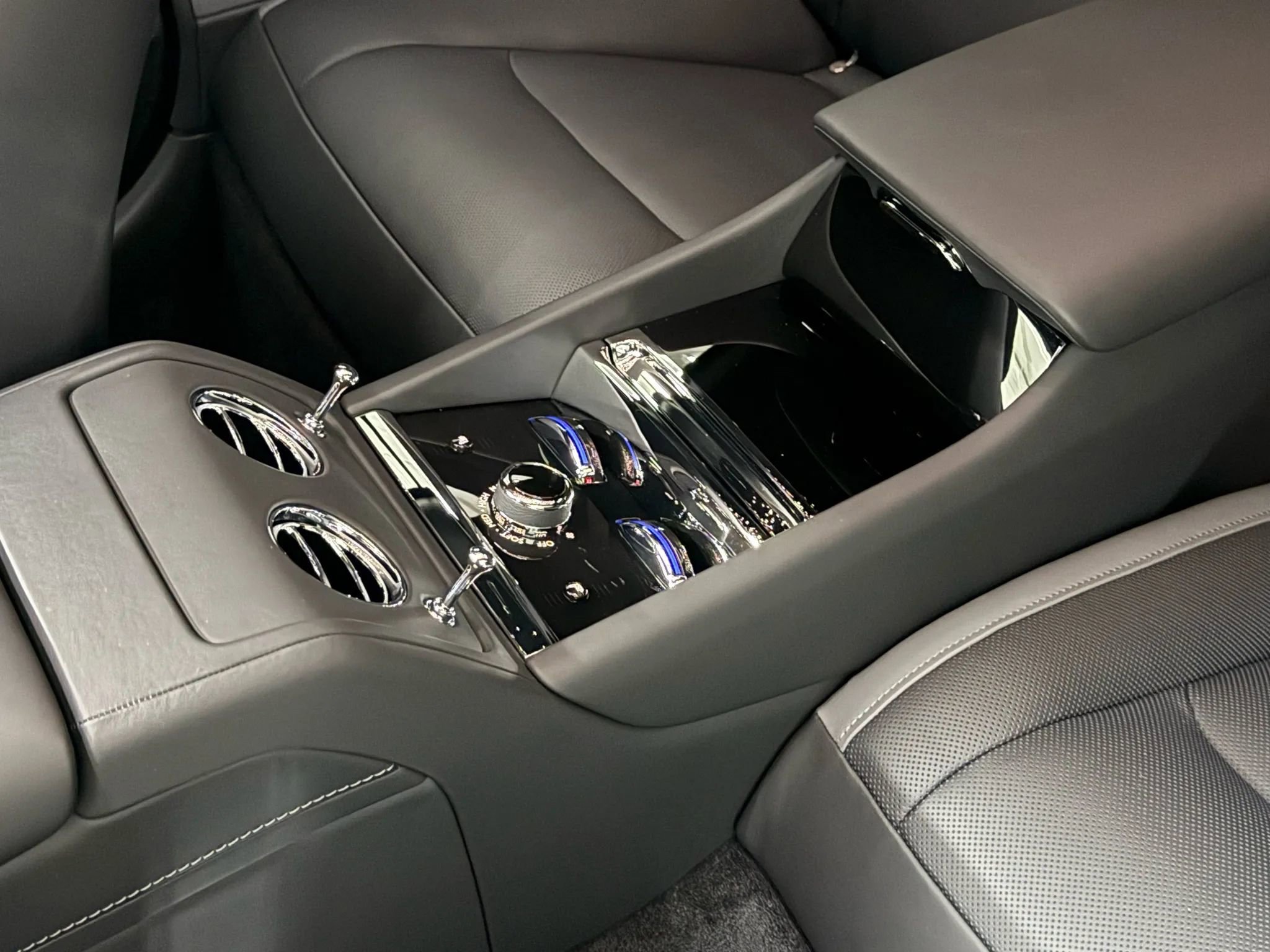 Used 2025 Rolls-Royce Spectre image 36