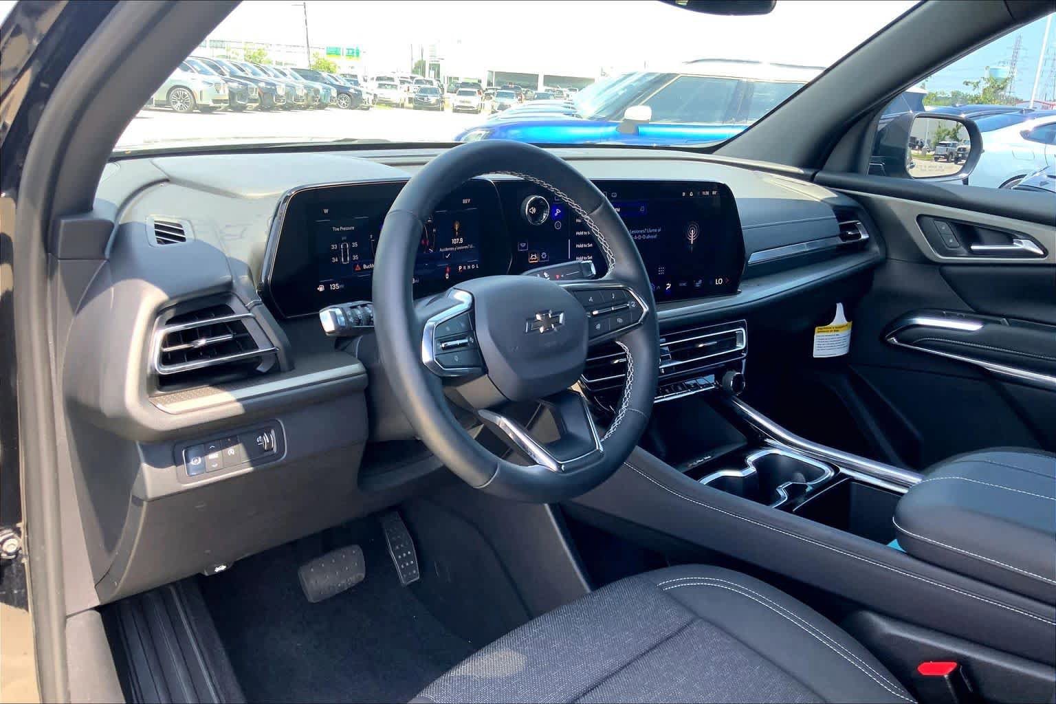 Used 2025 Chevrolet Traverse LT w/ Midnight/Sport Edition FWD image 17