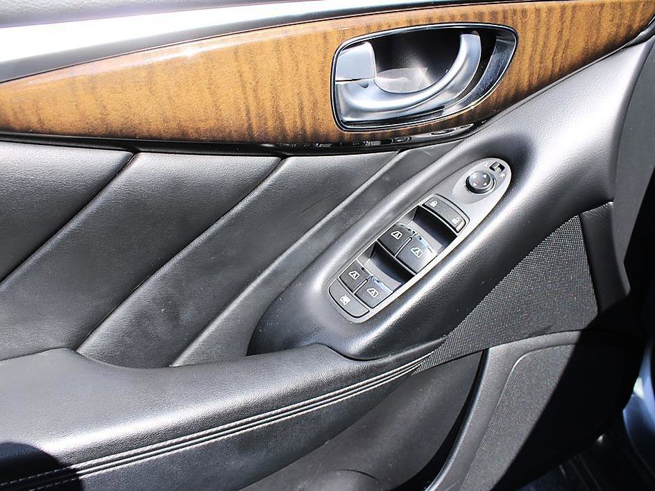 Used 2018 INFINITI Q50 Luxe w/ Essential Package (2.0T Luxe) RWD image 9