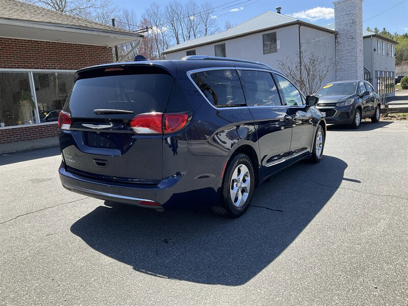 Used 2017 Chrysler Pacifica Touring-L Plus FWD image 5