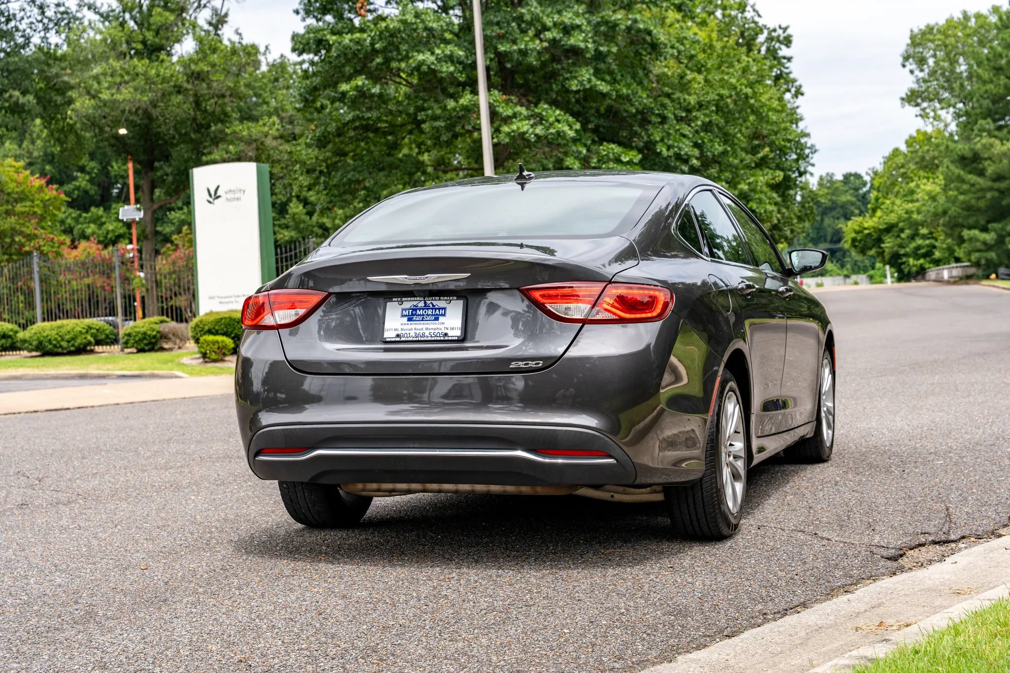 Used 2017 Chrysler 200 Limited Platinum FWD image 6