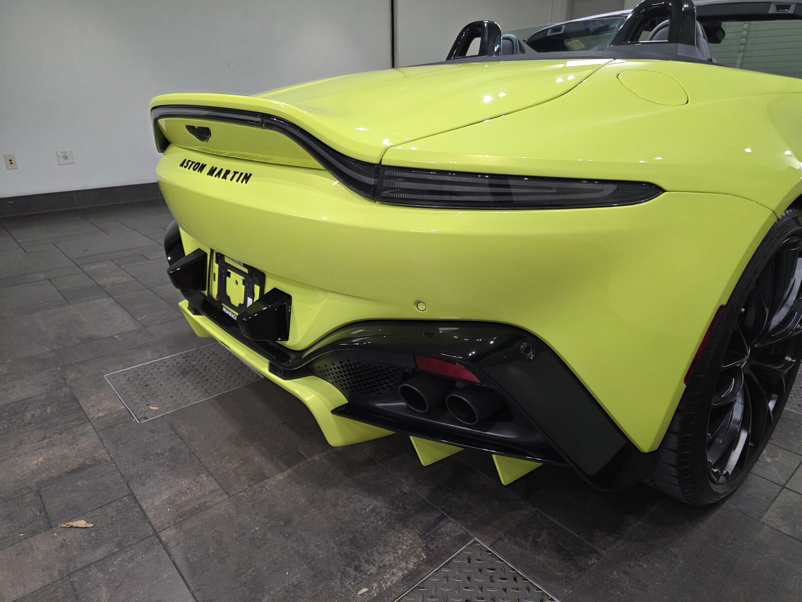 Used 2023 Aston Martin V8 Vantage Roadster RWD image 8