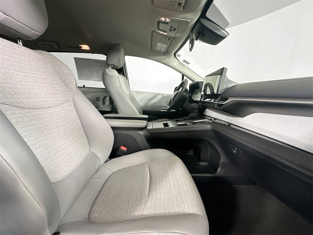 Used 2025 Toyota Sienna LE image 26