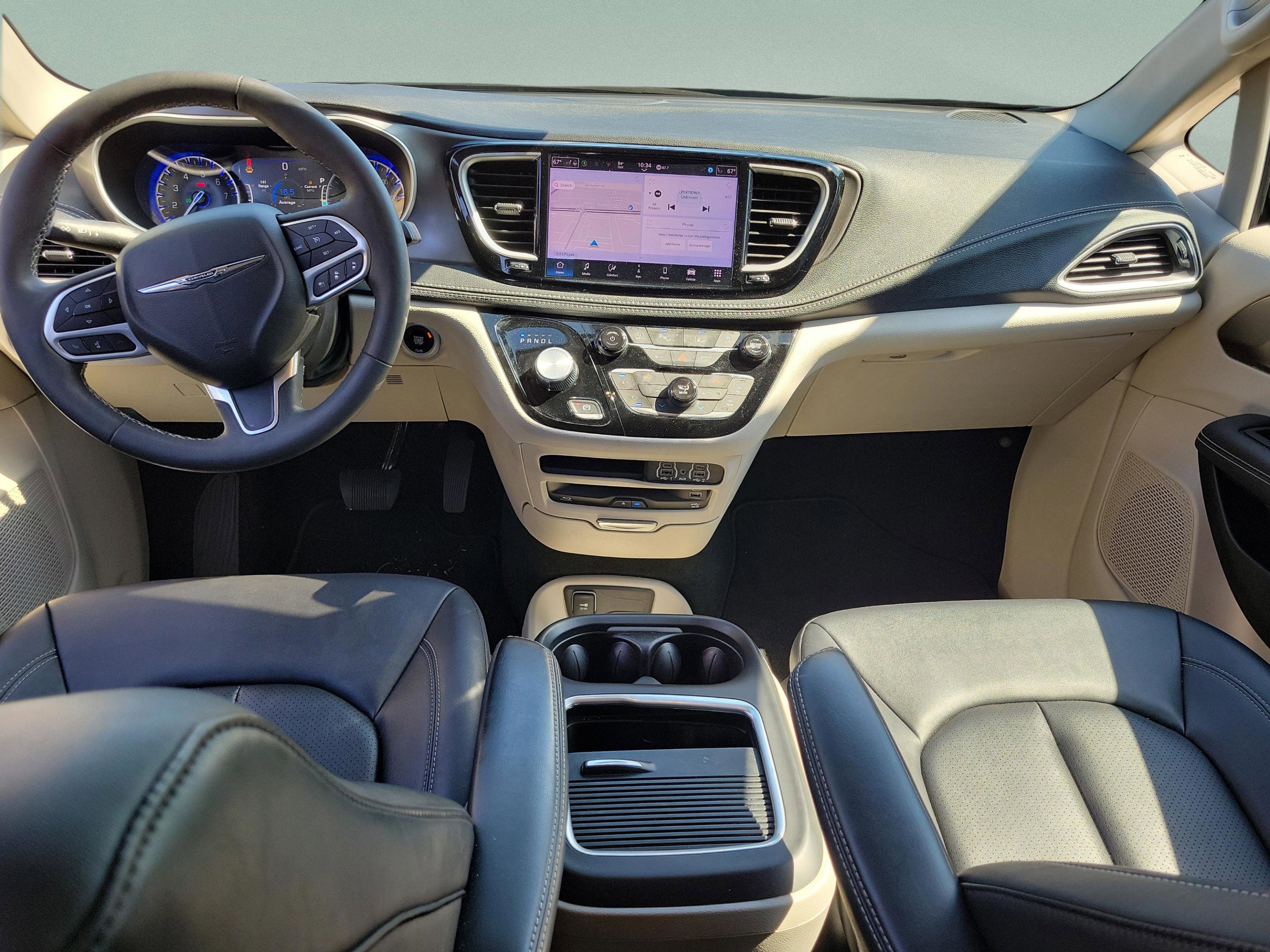 Used 2024 Chrysler Pacifica Touring-L w/ Uconnect Theater Family Group FWD image 7