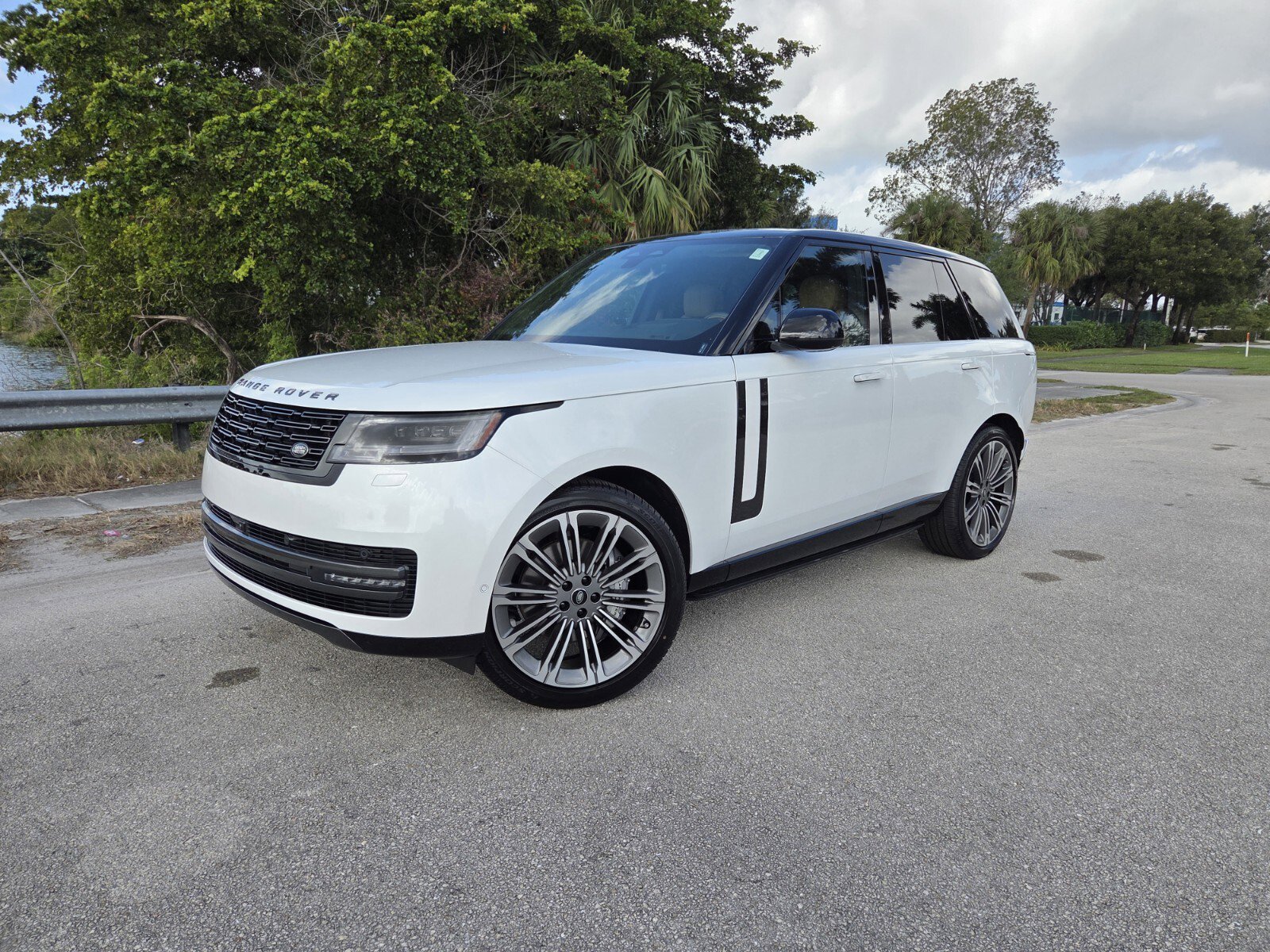 New 2025 Land Rover Range Rover SE