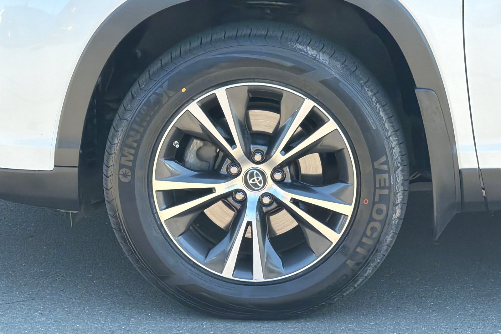 Used 2019 Toyota Highlander Plus AWD/4WD image 27
