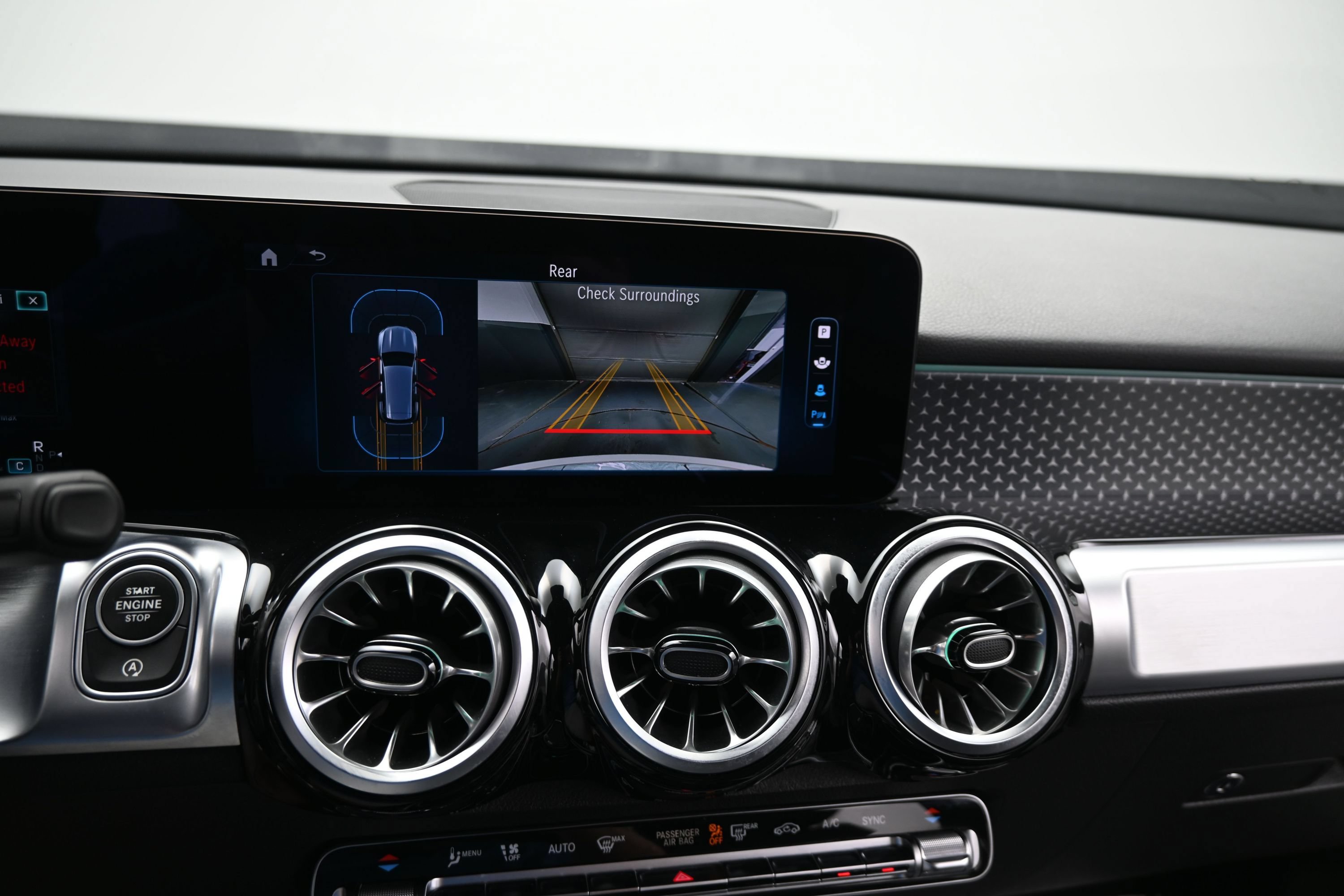 Used 2025 Mercedes-Benz GLB 250 4MATIC image 19