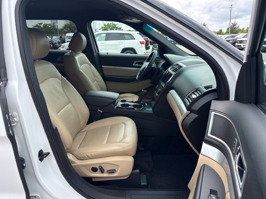 Used 2017 Ford Explorer XLT w/ Equipment Group 202A FWD image 26
