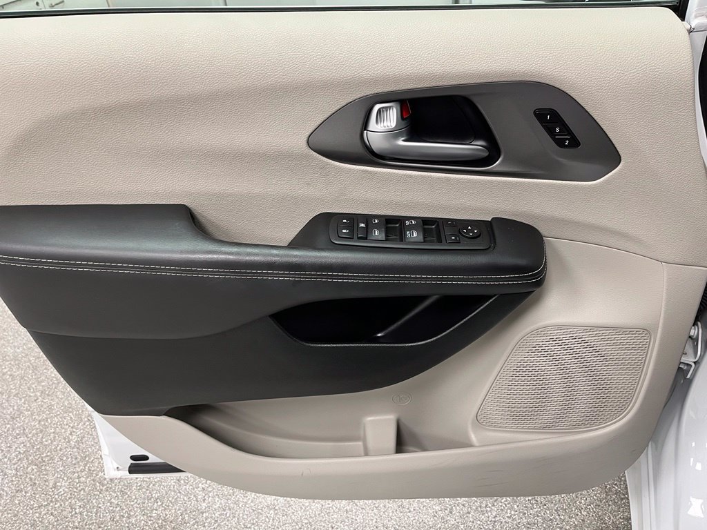 Used 2024 Chrysler Pacifica Touring-L FWD image 23