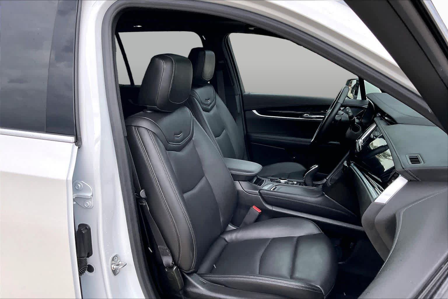 Certified 2025 Cadillac XT6 Premium Luxury FWD image 9