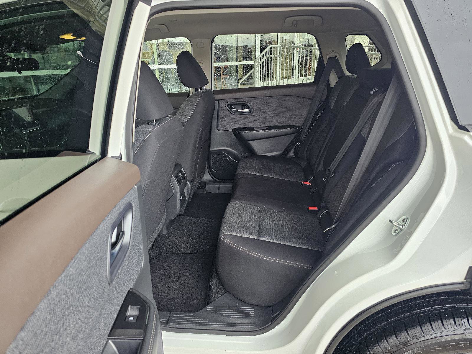 Used 2023 Nissan Rogue SV image 17