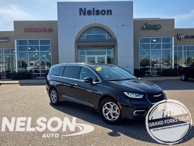 Used 2024 Chrysler Pacifica Limited FWD image 1