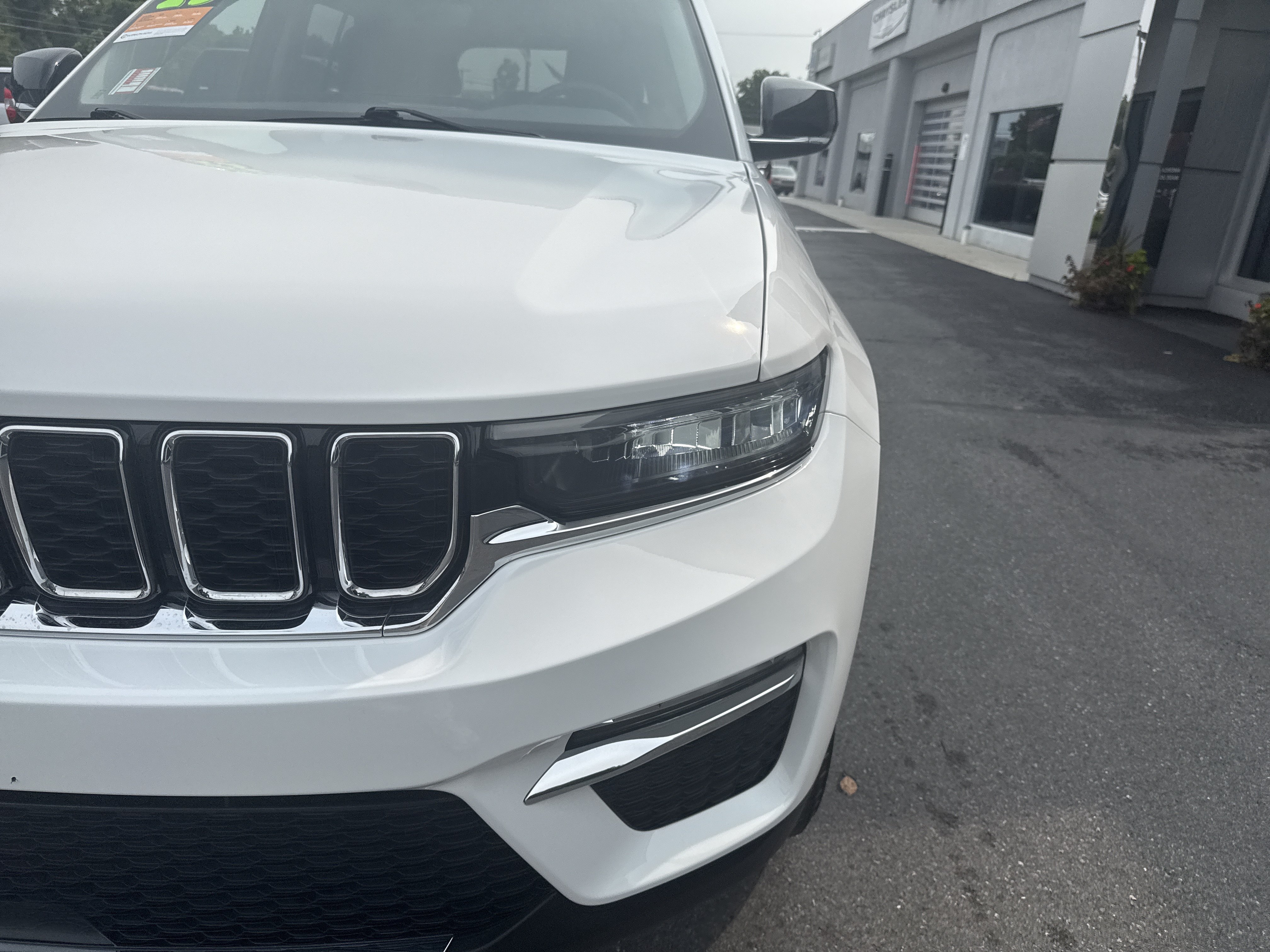 Used 2023 Jeep Grand Cherokee Limited AWD/4WD image 10