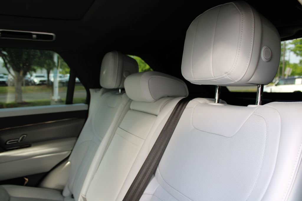 Used 2024 Land Rover Range Rover Sport SE AWD/4WD image 12