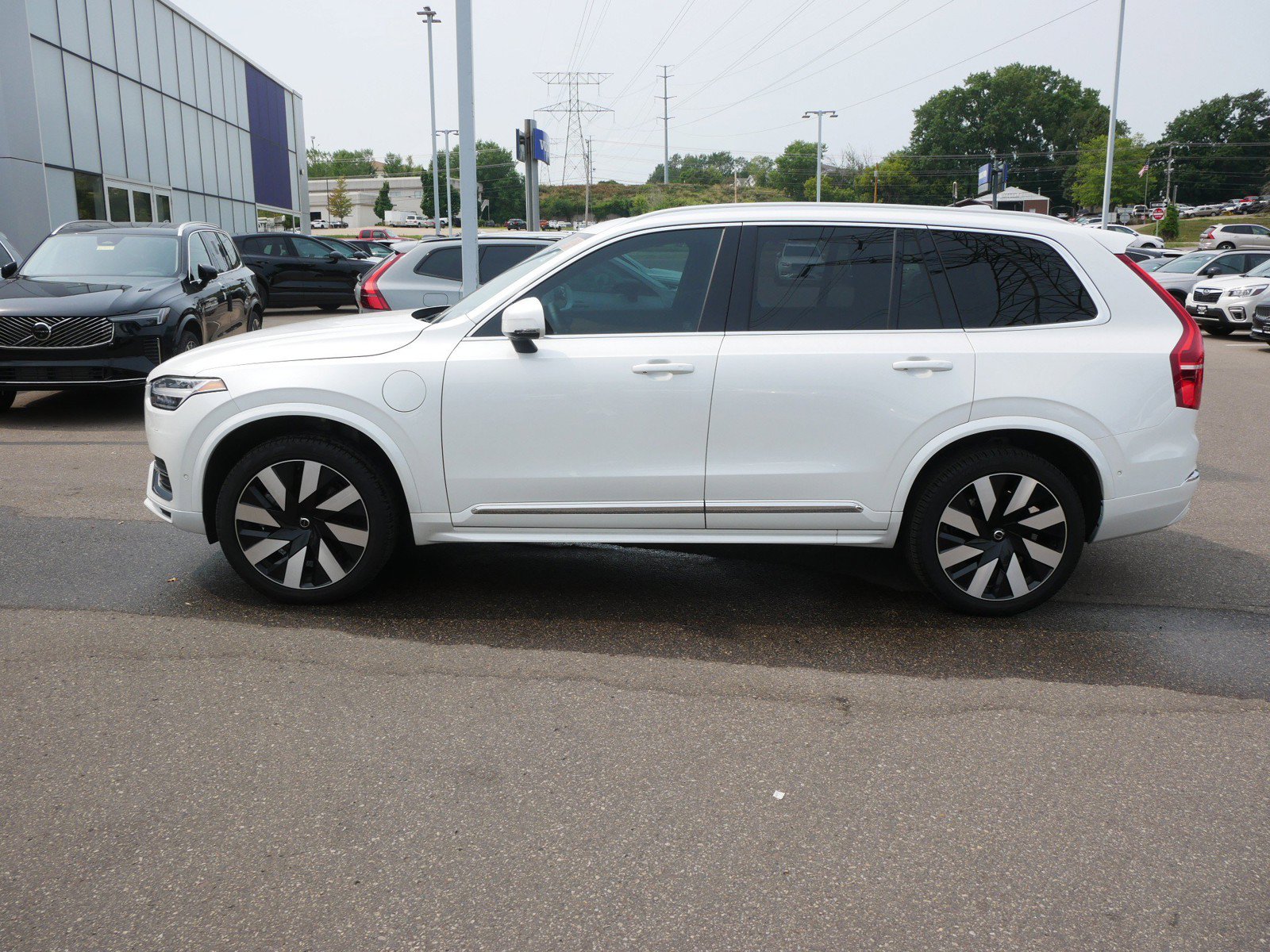 Certified 2025 Volvo XC90 T8 Plus w/ Protection Package Premier AWD/4WD image 4