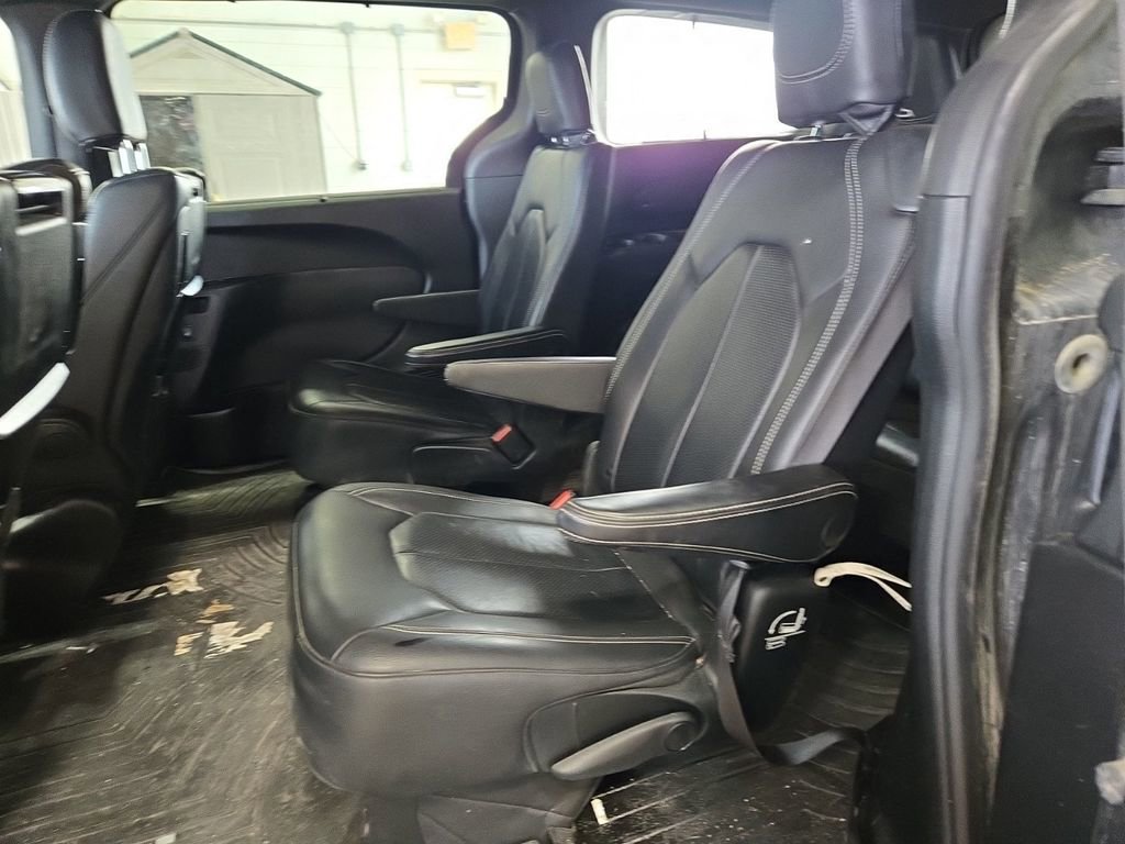 Used 2019 Chrysler Pacifica Touring-L Plus w/ Advanced Safetytec Group FWD image 9