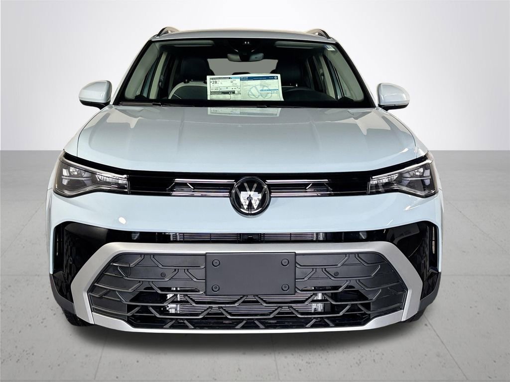 New 2025 Volkswagen Taos SE image 3