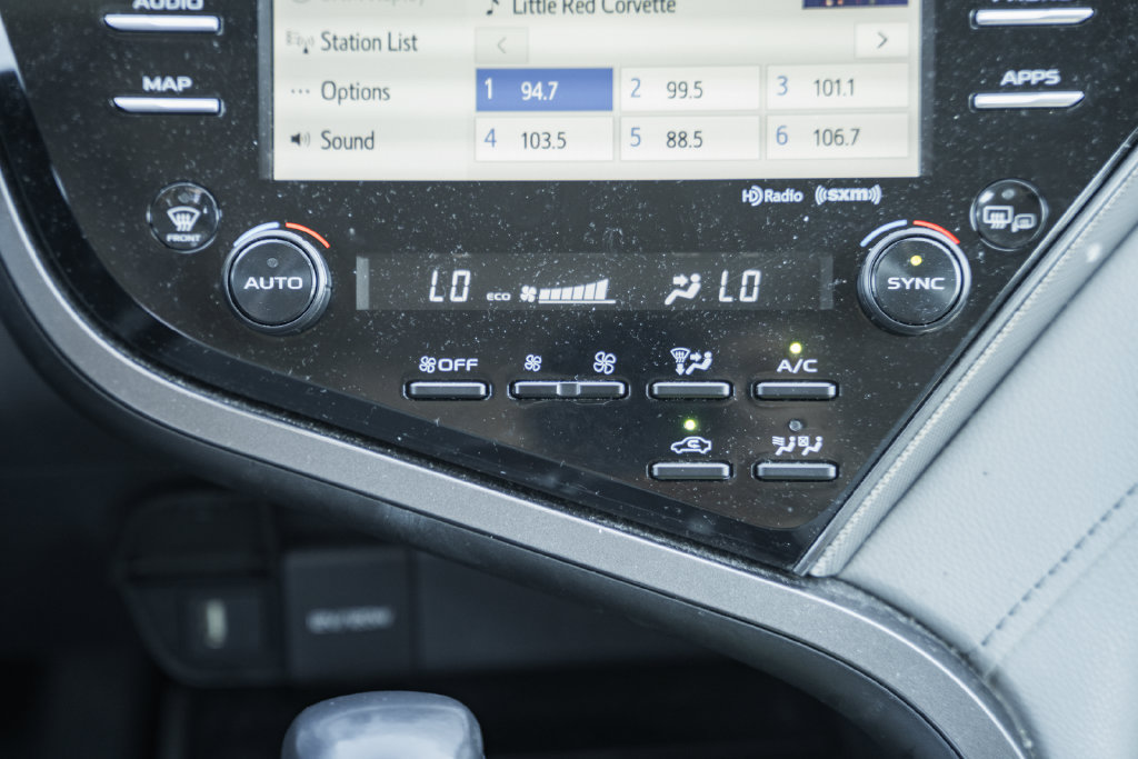 Used 2020 Toyota Camry SE w/ Sunroof Package FWD image 21