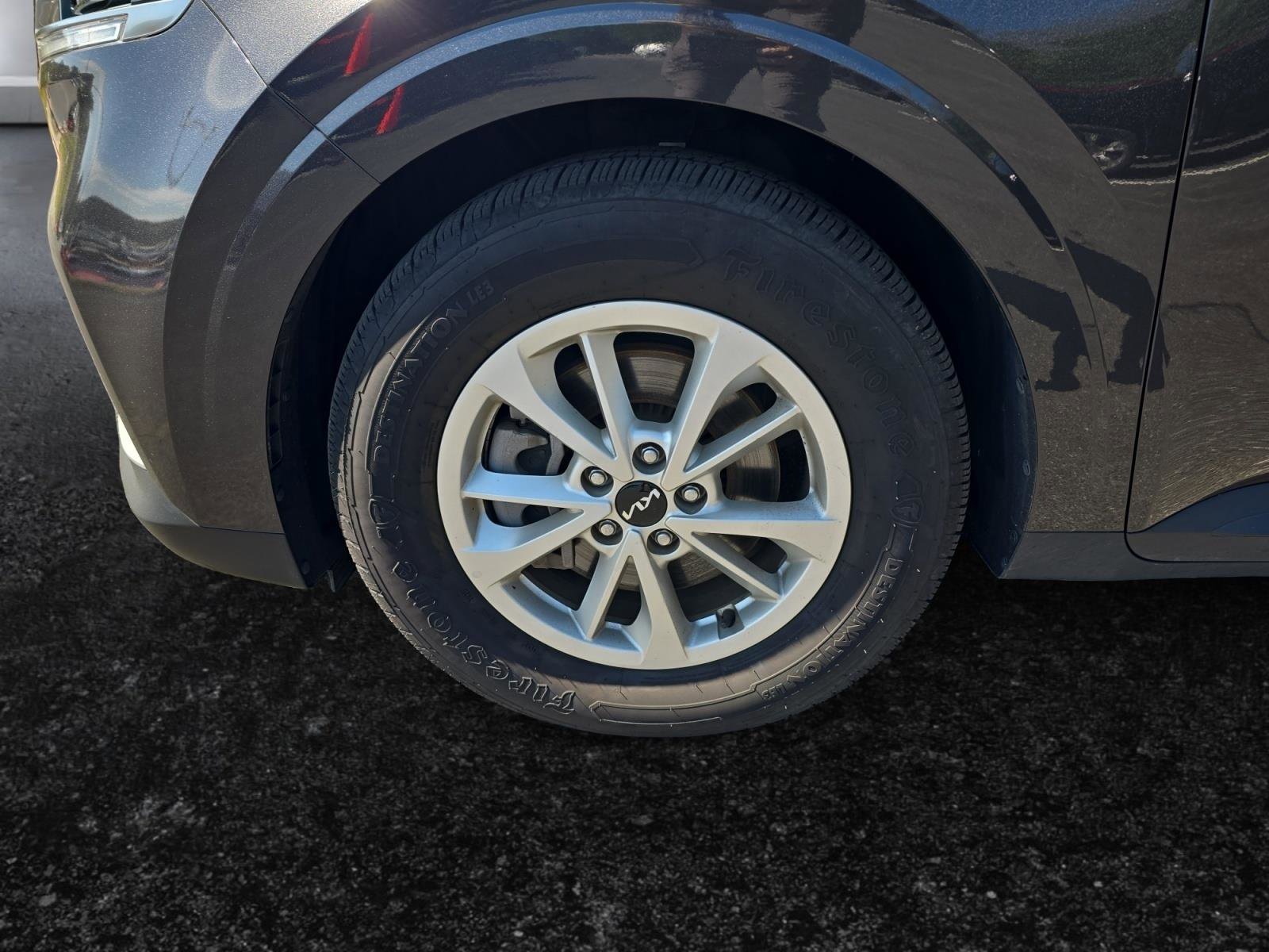 Used 2024 Kia Carnival LX image 9