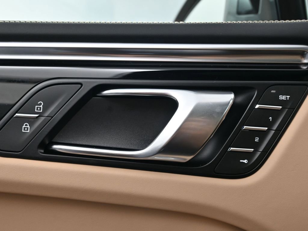 Certified 2023 Porsche Macan Turbo image 18