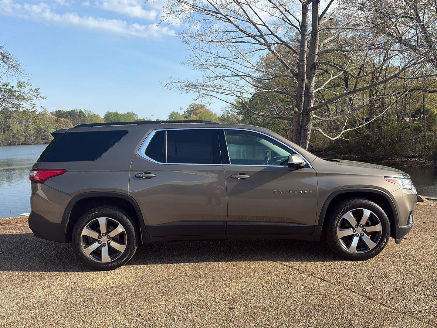 Used 2020 Chevrolet Traverse LT w/ LT Premium Package image 3