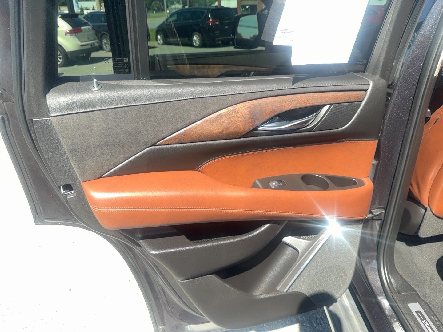 Used 2016 Cadillac Escalade Luxury AWD/4WD image 17