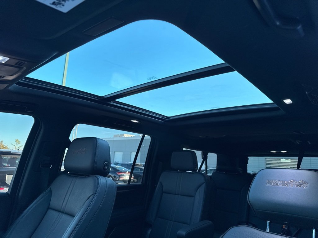 Used 2025 Chevrolet Suburban High Country image 18