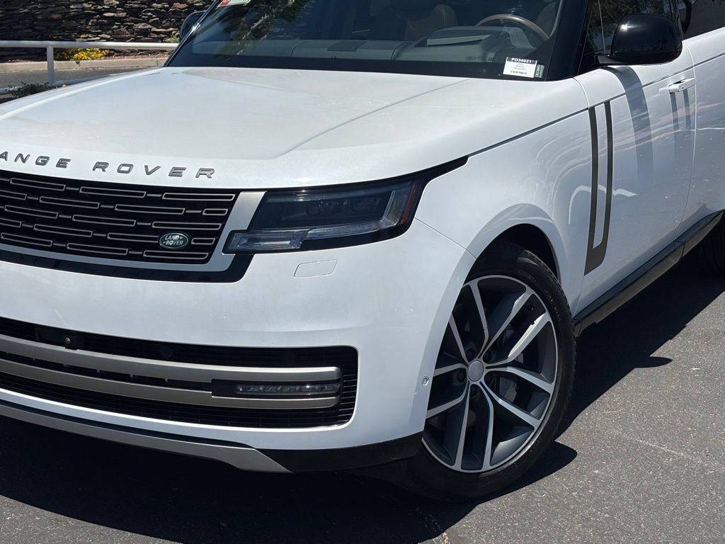 Used 2025 Land Rover Range Rover SE AWD/4WD image 2