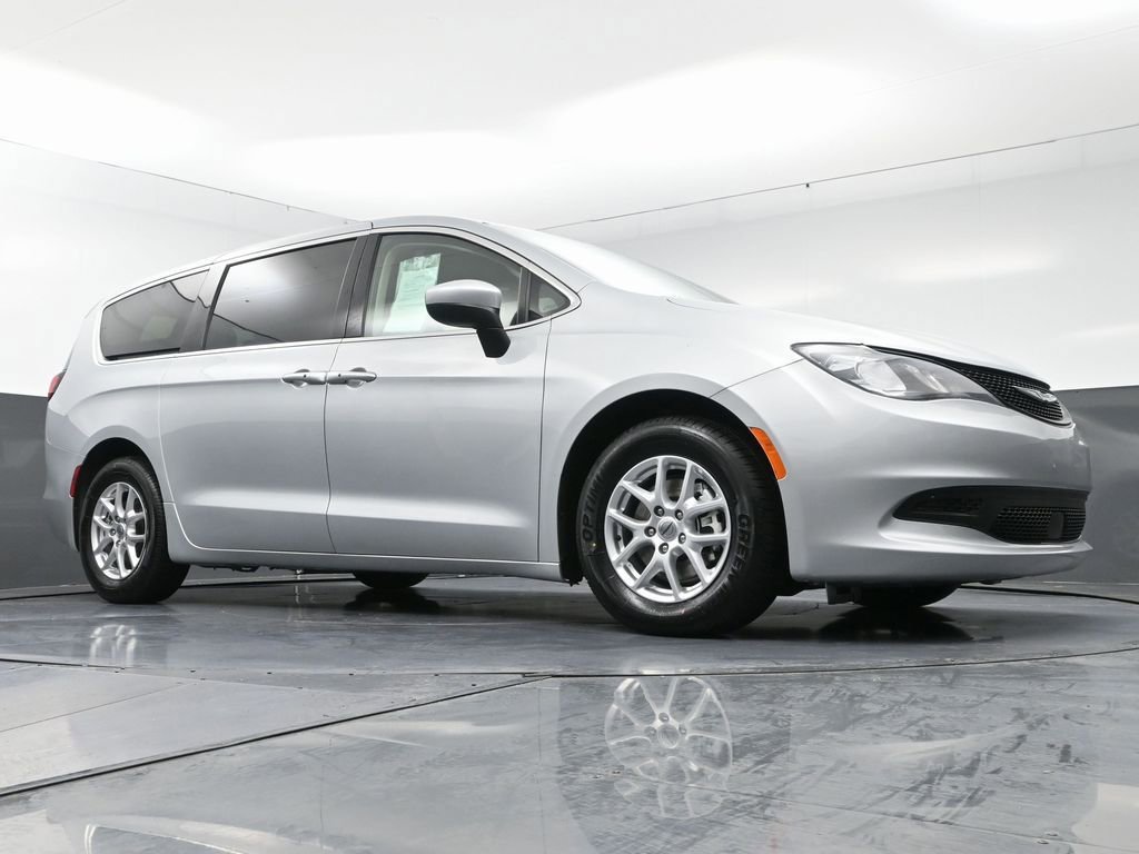 Used 2023 Chrysler Voyager LX image 47