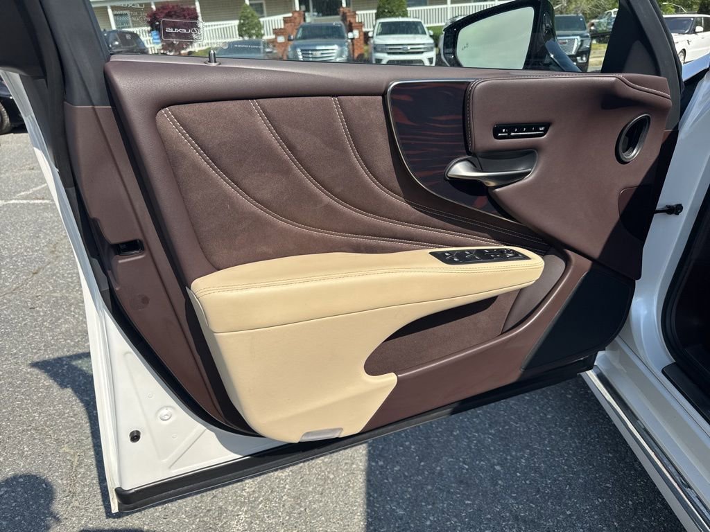 Used 2018 Lexus LS 500h w/ Luxury Package RWD image 27