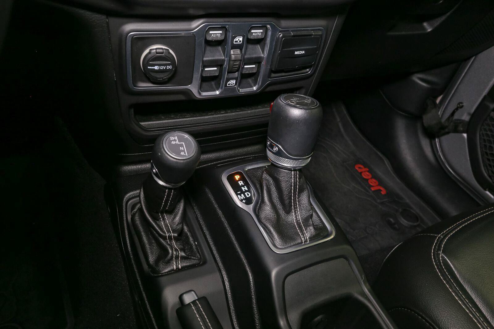 Used 2018 Jeep Wrangler Unlimited Sahara w/ Uconnect 4C Nav & Sound Group AWD/4WD image 27