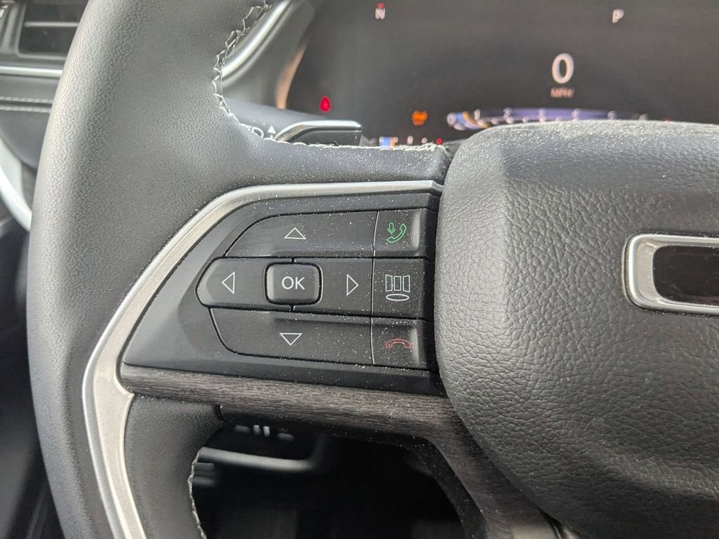 Used 2023 Jeep Grand Cherokee Limited w/ Black Appearance Package image 18