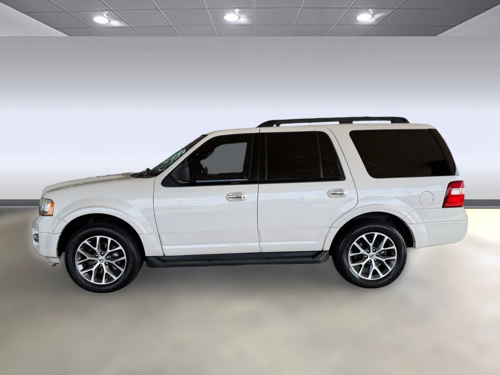 Used 2016 Ford Expedition XLT w/ Equipment Group 202A AWD/4WD image 2