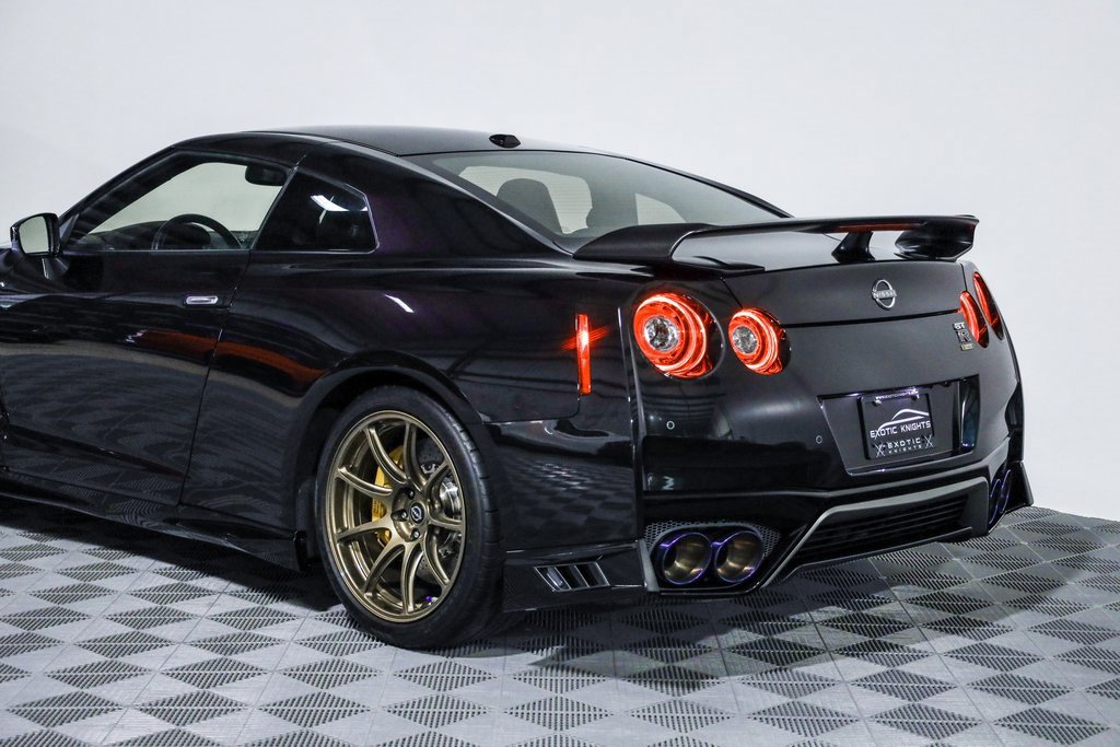 Used 2021 Nissan GT-R Premium image 21