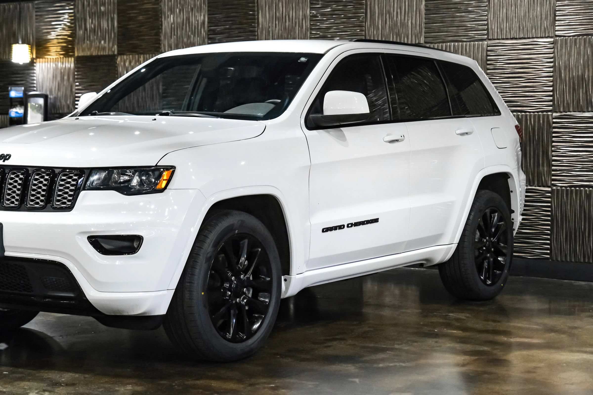 Used 2018 Jeep Grand Cherokee Altitude AWD/4WD image 8
