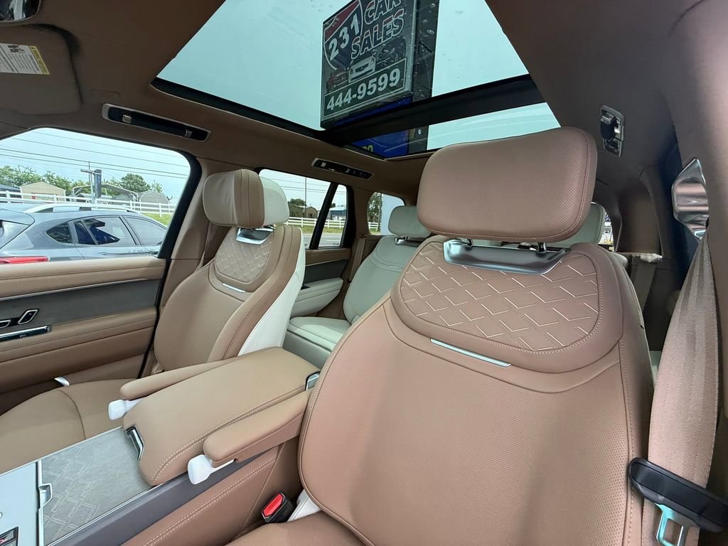 Used 2026 Land Rover Range Rover SV AWD/4WD image 13