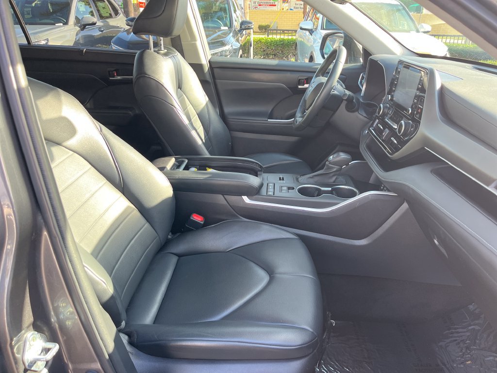 Used 2022 Toyota Highlander XLE FWD image 45