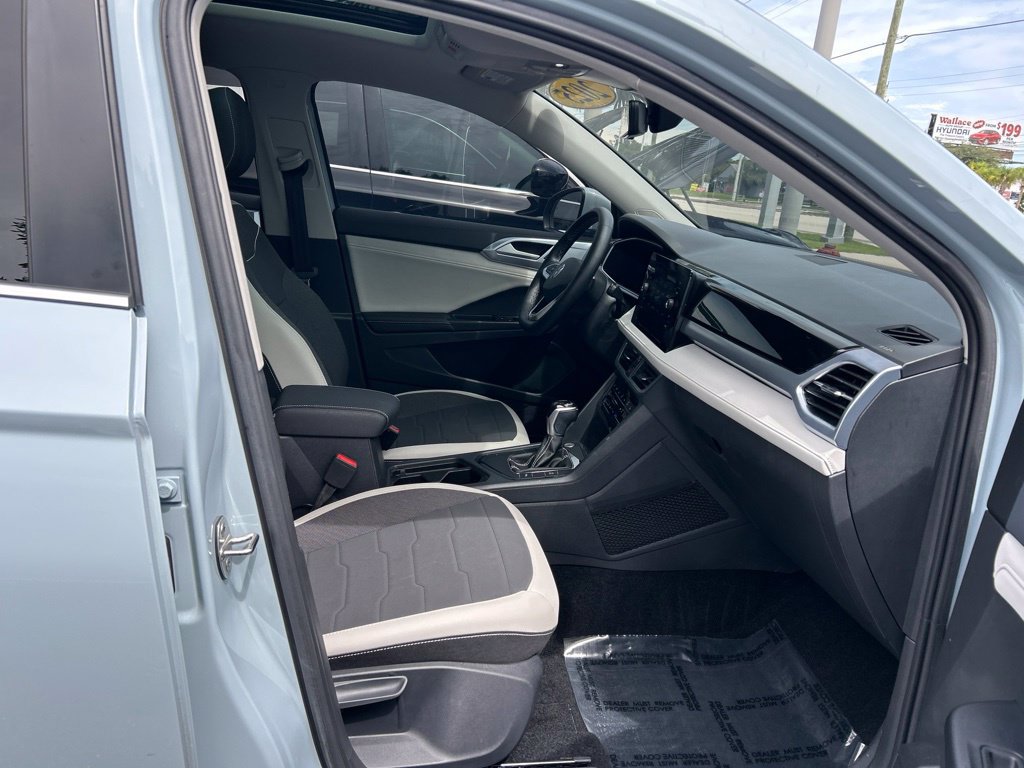 Certified 2025 Volkswagen Taos SE w/ Panoramic Sunroof Package FWD image 40