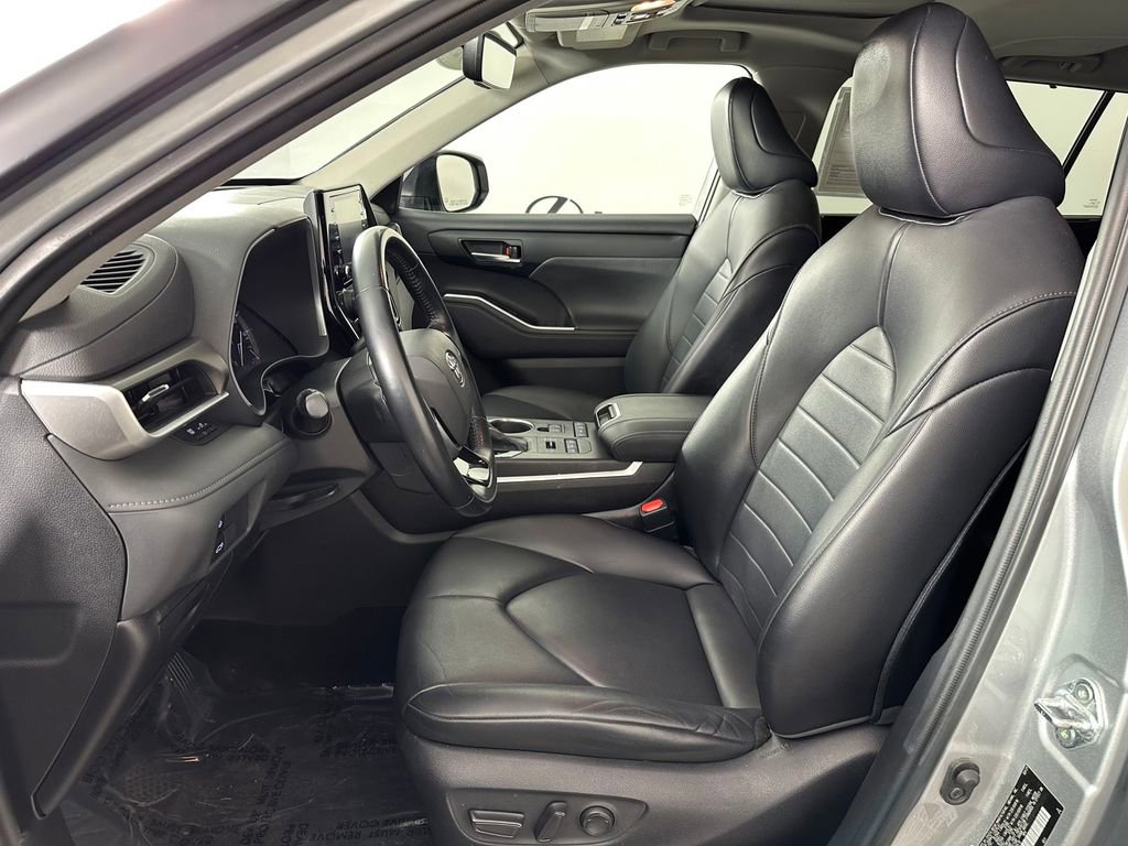 Used 2021 Toyota Highlander XLE AWD/4WD image 17
