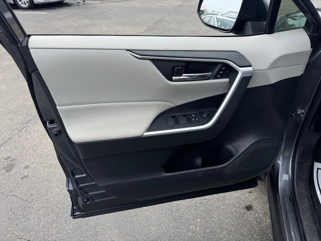 Used 2022 Toyota RAV4 XLE Premium image 31