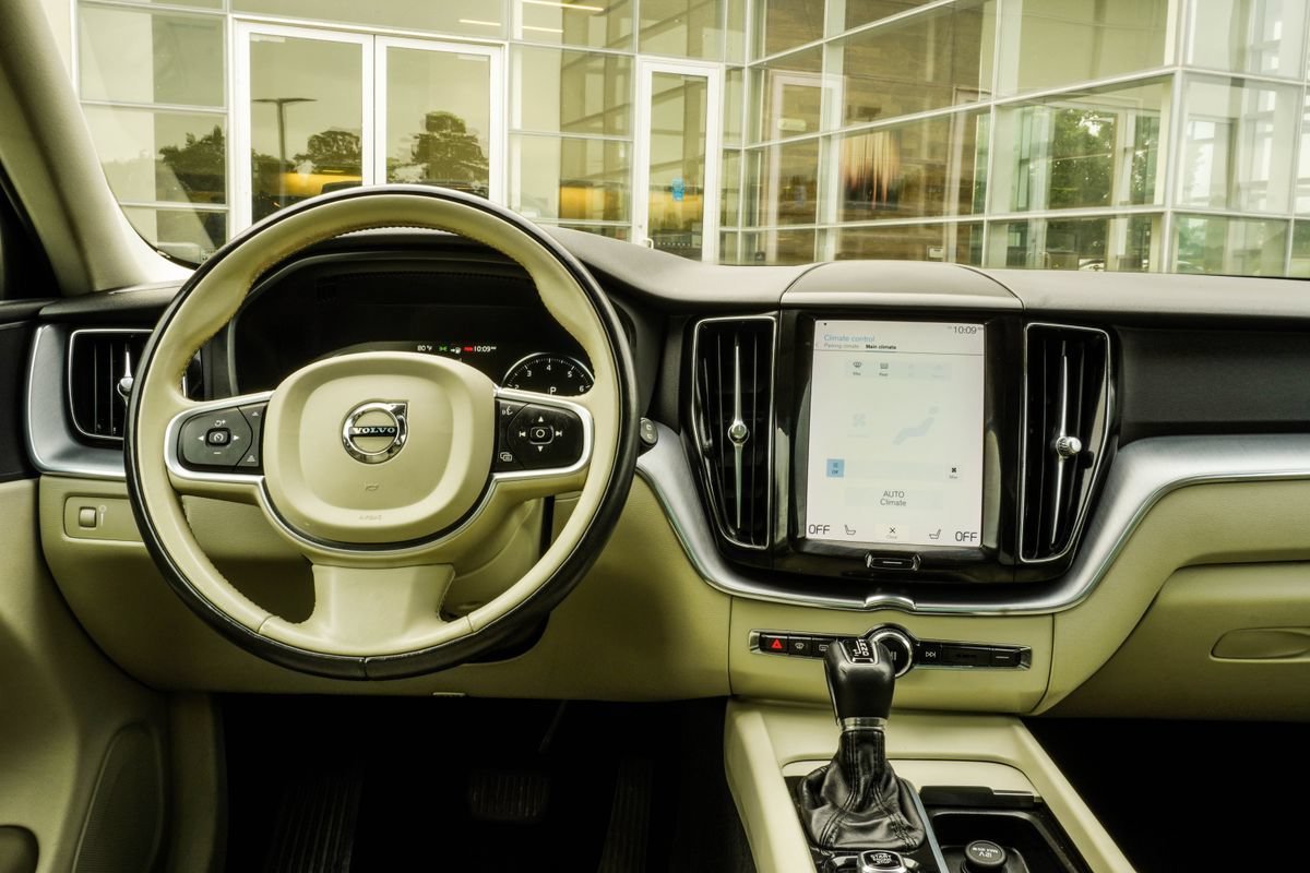 Used 2021 Volvo XC60 T5 Momentum w/ Premium Package AWD/4WD image 17