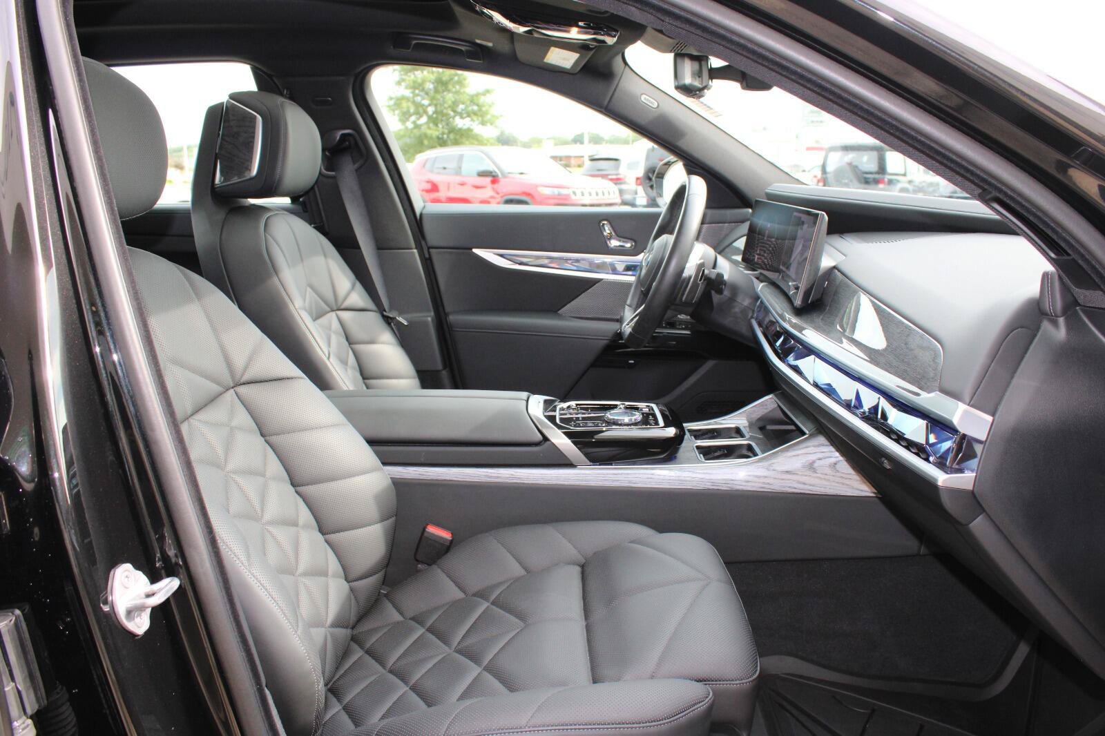 Used 2024 BMW 740i xDrive AWD/4WD image 27