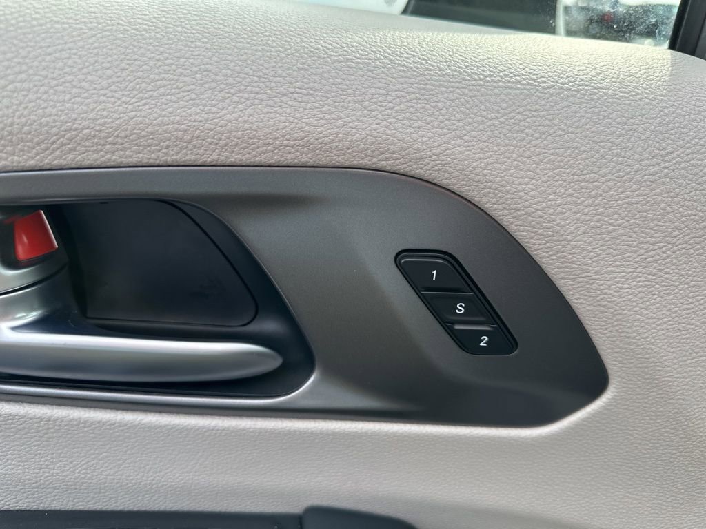 Used 2023 Chrysler Pacifica Touring-L image 18