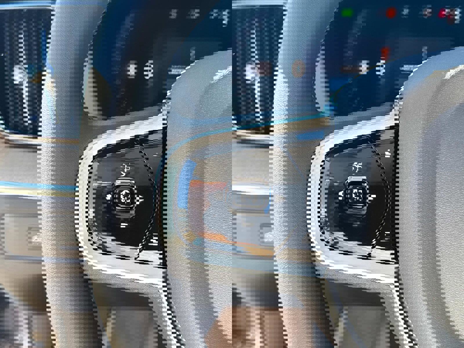 New 2026 Volvo XC60 B5 Plus w/ Climate Package image 29