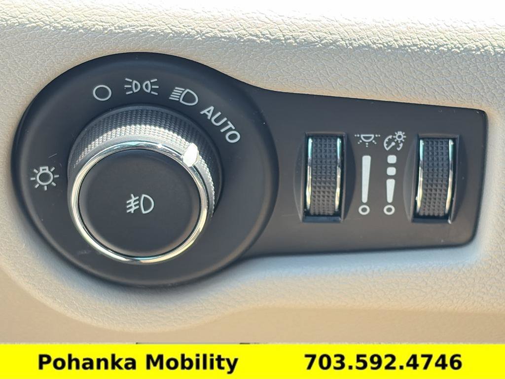 Used 2023 Chrysler Pacifica Touring-L FWD image 17