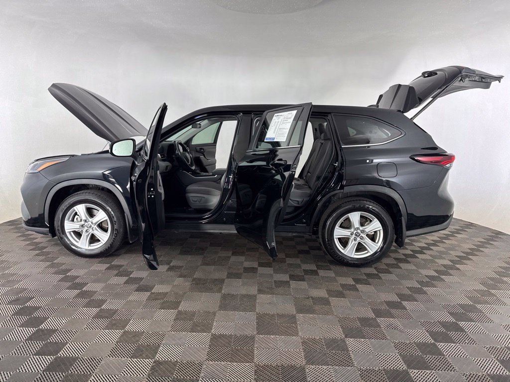 Used 2024 Toyota Highlander LE AWD/4WD image 14